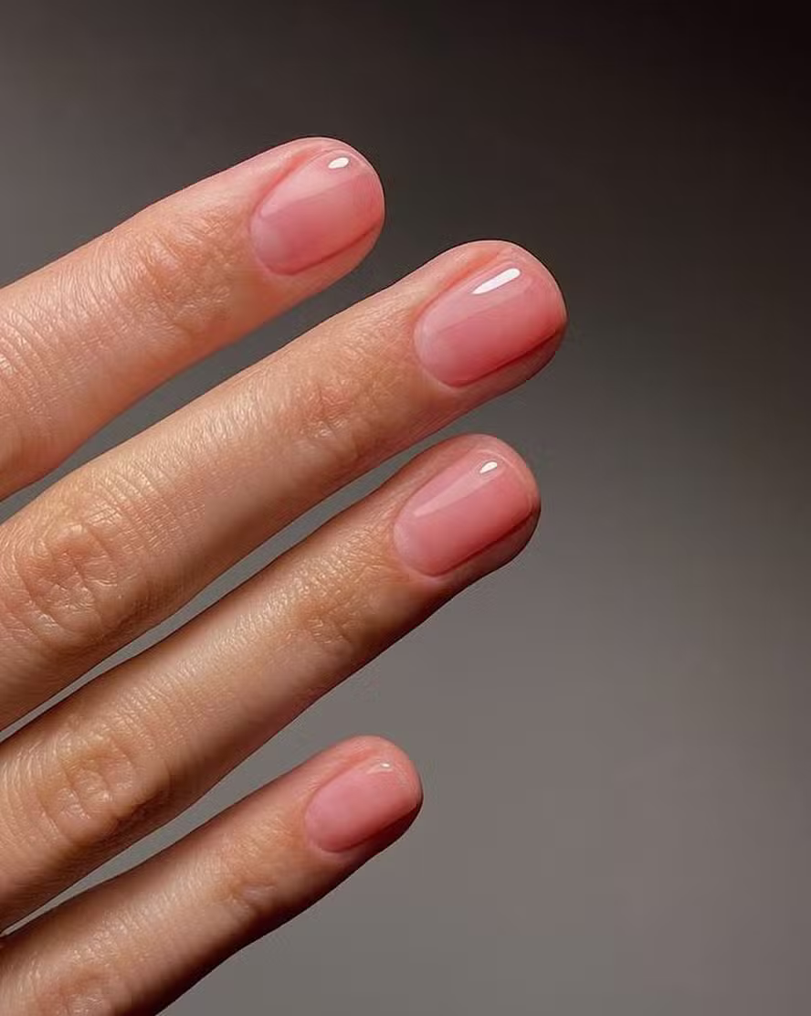 Unhas Minimalistas e 'Soap Nails': Descubra as Tendências de Manicure que Dominam 2026