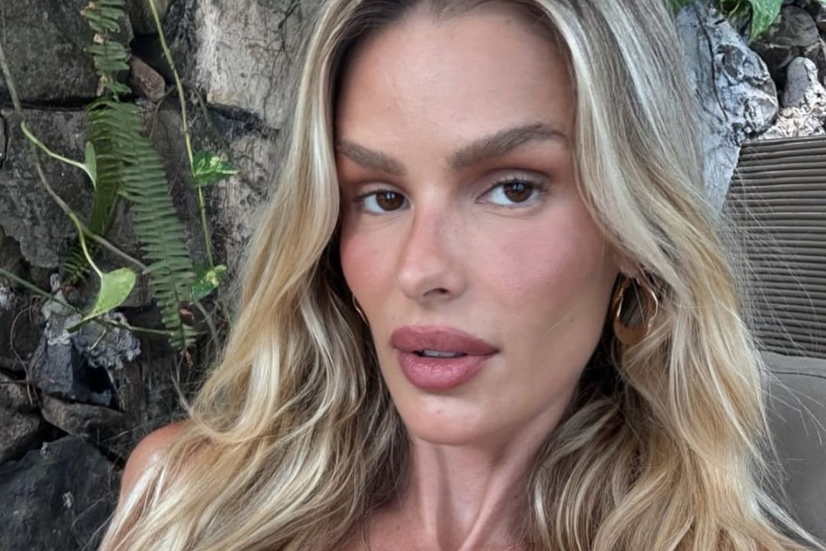 Yasmin Brunet enfrenta 'perrengue chique' em salão de beleza e fica 11 horas com o cabelo em processo de descoloração
