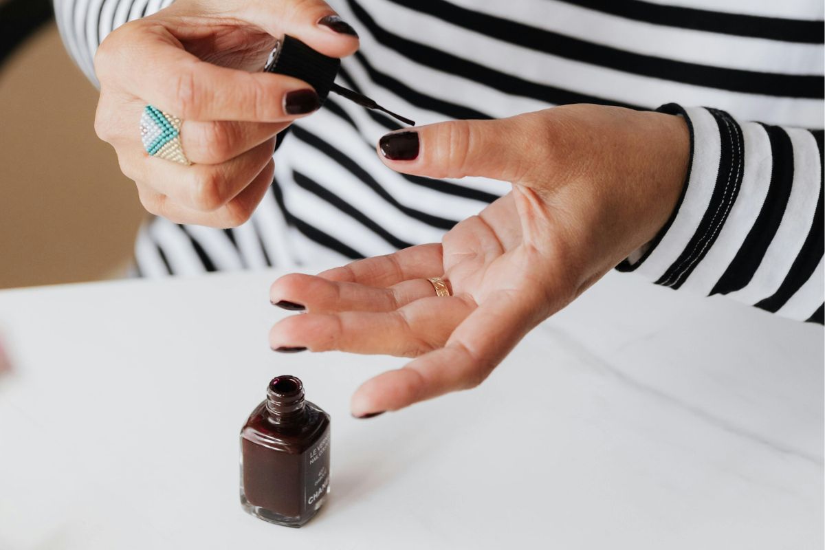 Esqueça o Bordô e o Preto: O Azul Claro Dominou as Unhas e Virou a Grande Tendência do Ano