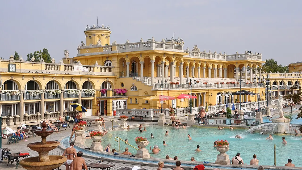 Banho de Cerveja e Quebra de Objetos: Novas Formas de Bem-Estar que Fogem do Convencional