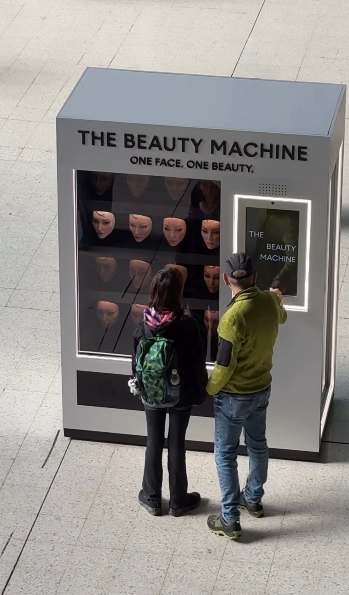 Máquina de Vendas Inusitada em Londres Expõe a Homogeneidade da Beleza Promovida por Algoritmos