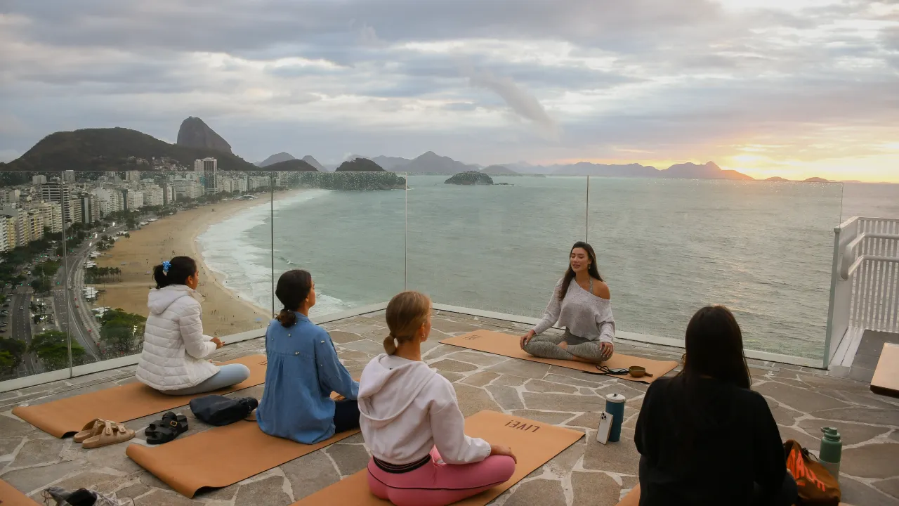 Yoga ao Amanhecer no Rio Othon Palace: Uma Experiência de Bem-Estar com Vista para o Pão de Açúcar