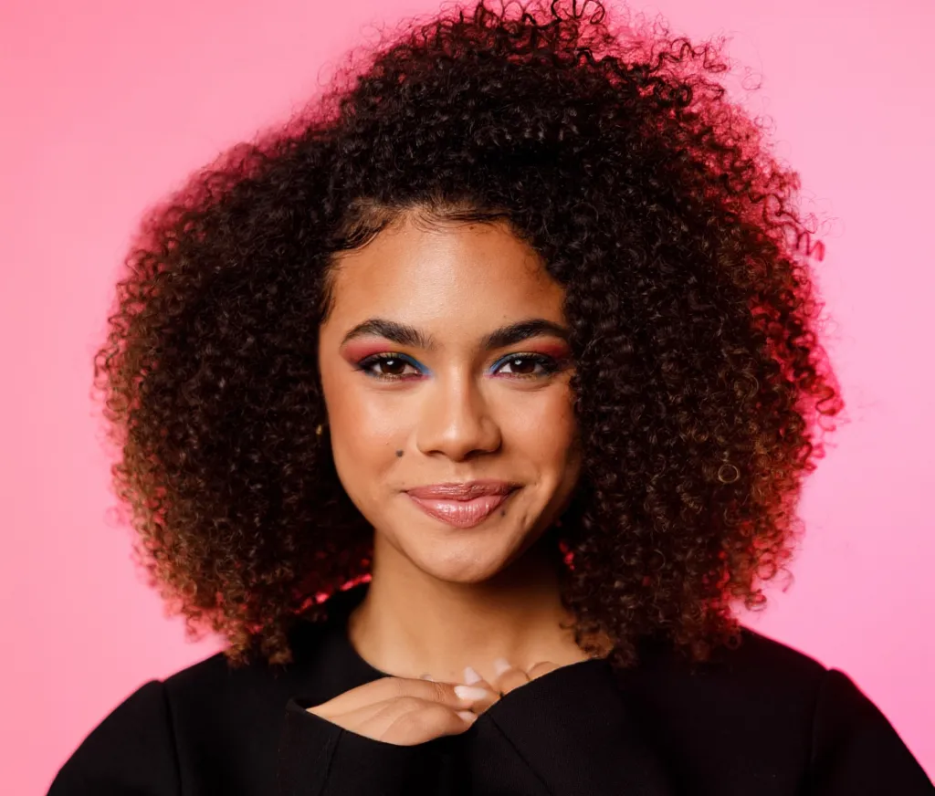 Alana Cabral revela segredos de beleza: cuidados com cachos e rotina de skincare para pele impecável