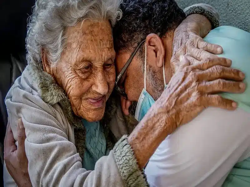 Escuta Psicológica para Idosos: Como o Acolhimento Fortalece Dignidade e Bem-Estar na Terceira Idade