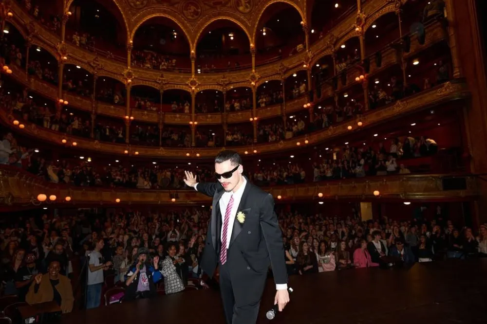 Lyas Cria 'La Watch Party': O Movimento que Leva Desfiles de Moda para Bares e Teatros